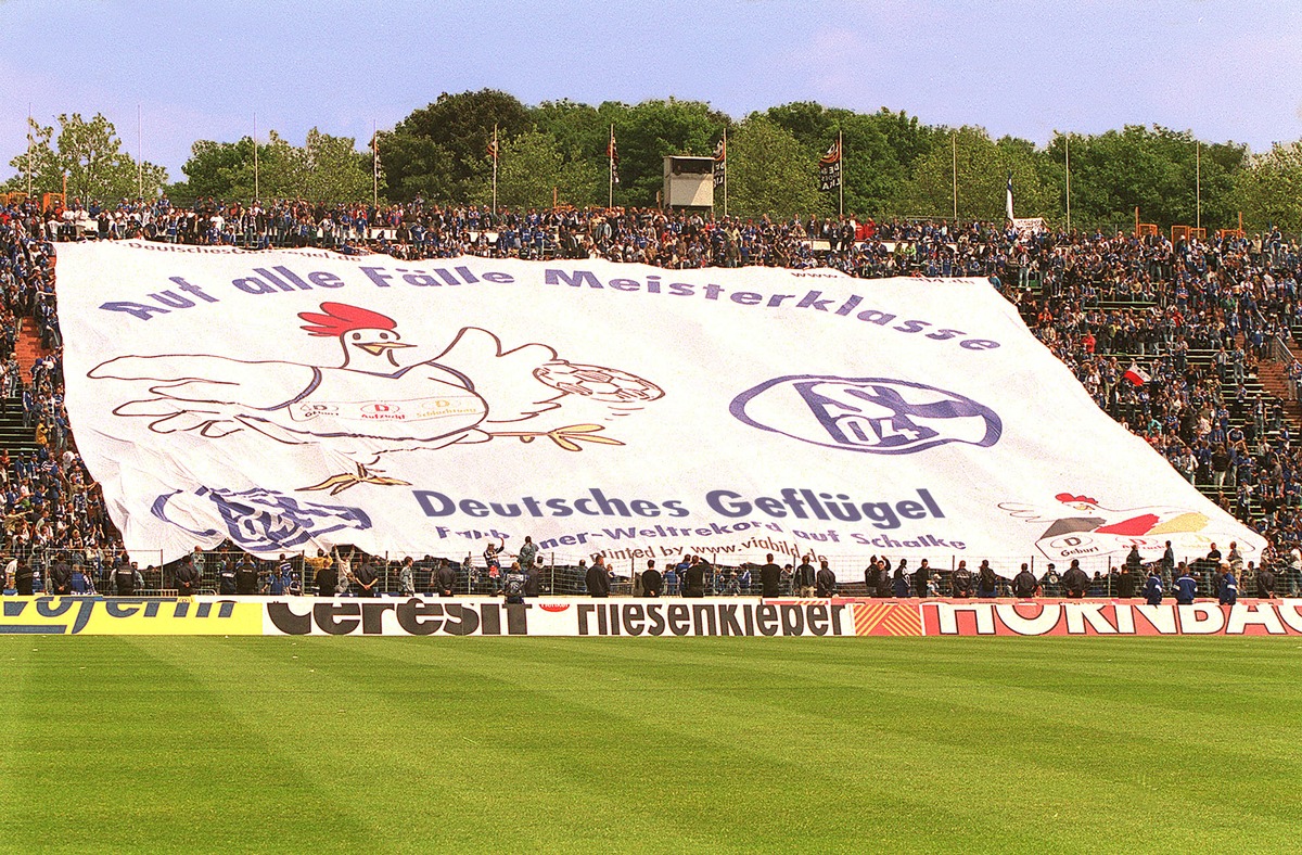 &quot;Auf alle Fälle Meisterklasse&quot; / Schalke 04: Meistertitel verpasst, Weltrekord geglückt! / Schalker Fans stellen Bannerrekord auf