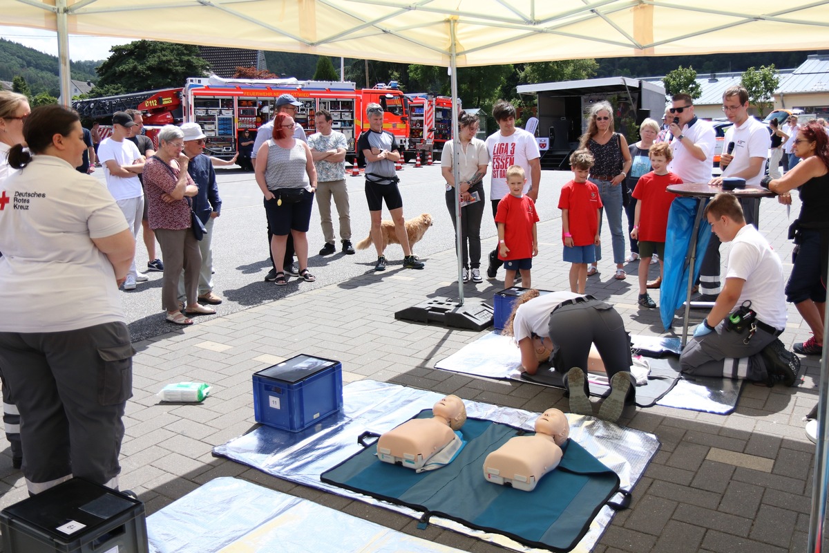 FW VG Asbach: Erfolgreicher &quot;Tue Gutes Tag&quot; in Neustadt: Viele Besucher nutzten die Übungsstationen und informierten sich