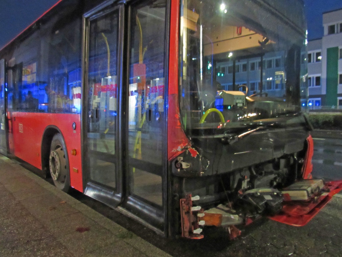 POL-ME: Autotür geöffnet, ohne auf den Verkehr zu achten: Hoher Sachschaden - Velbert - 2210091