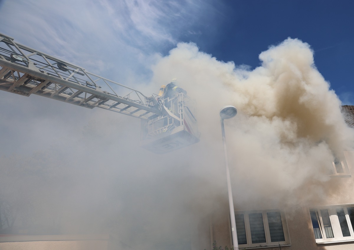 FW-E: Wohnung in einem Mehrfamilienhaus in Vollbrand - keine Verletzten