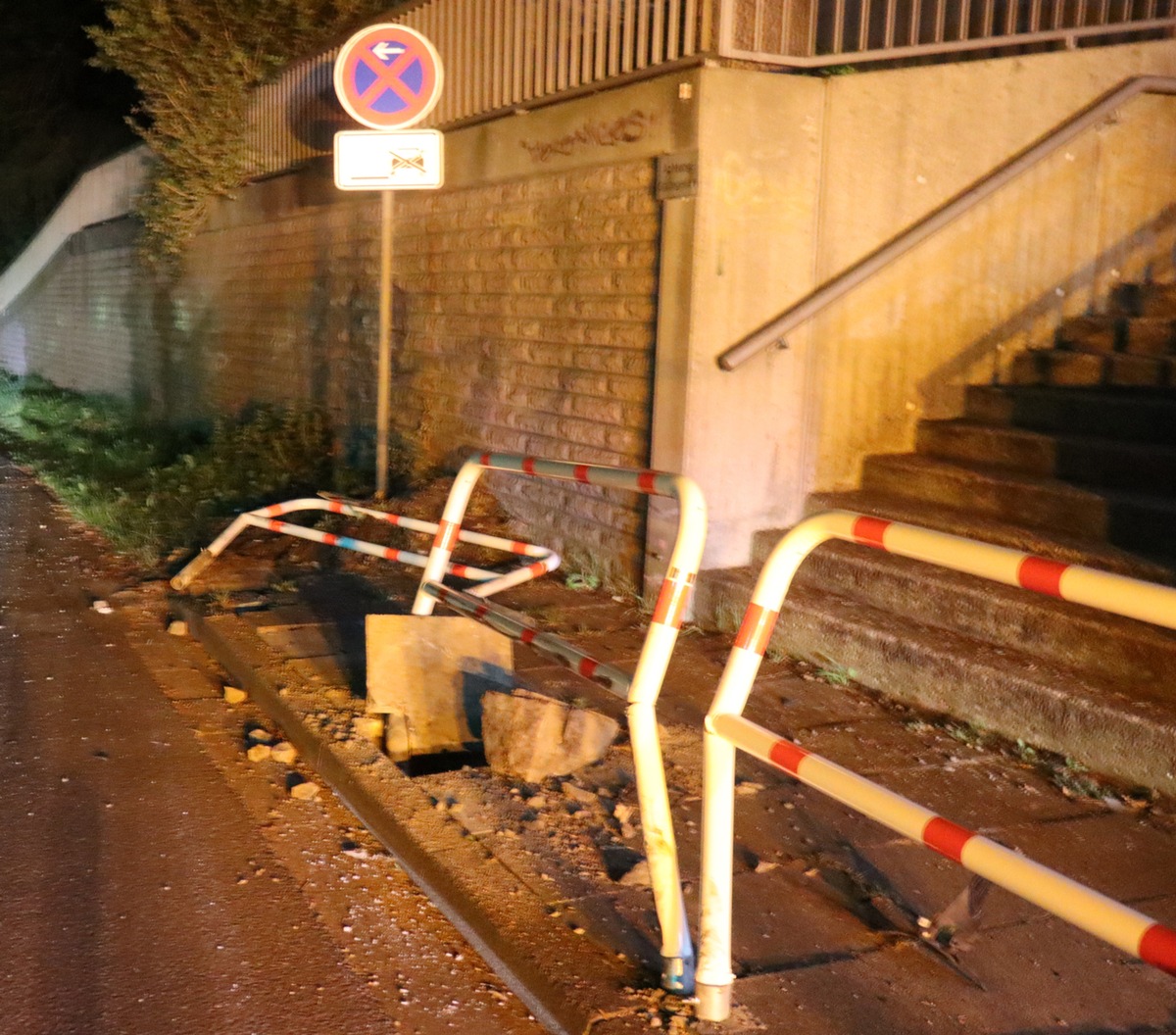 POL-HF: Verkehrsunfallflucht - BMW beschädigt mehrere Wegesperren