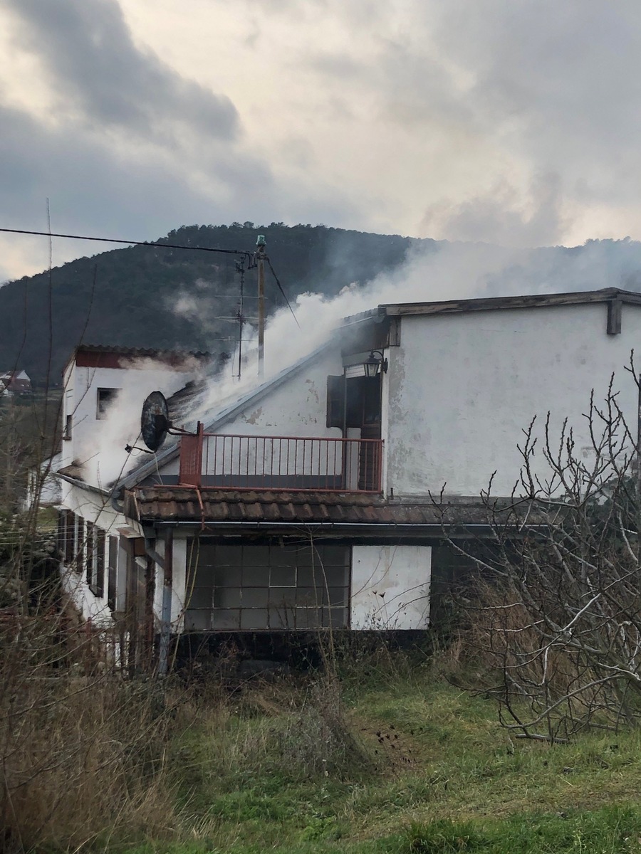 POL-PDNW: Neustadt/Weinstraße OT Gimmeldingen, Starke Rauchentwicklung im &quot;Gelbwärts&quot;- Holzofen führt zu Dachstuhlbrand