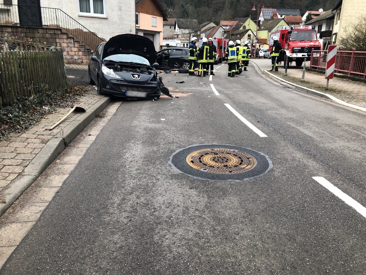 POL-PPWP: Unfall: Drei Verletzte bei Kollision im Gegenverkehr