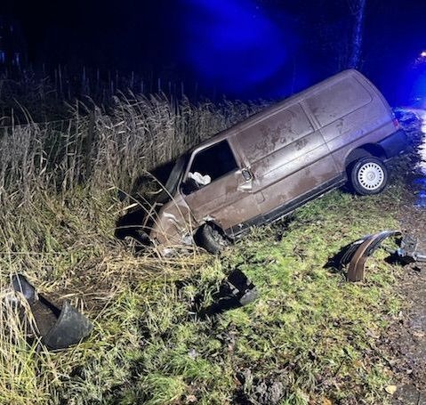 POL-STD: Reh ausgewichen und gegen Baum geprallt - Fahrer durch glück nur leicht verletzt