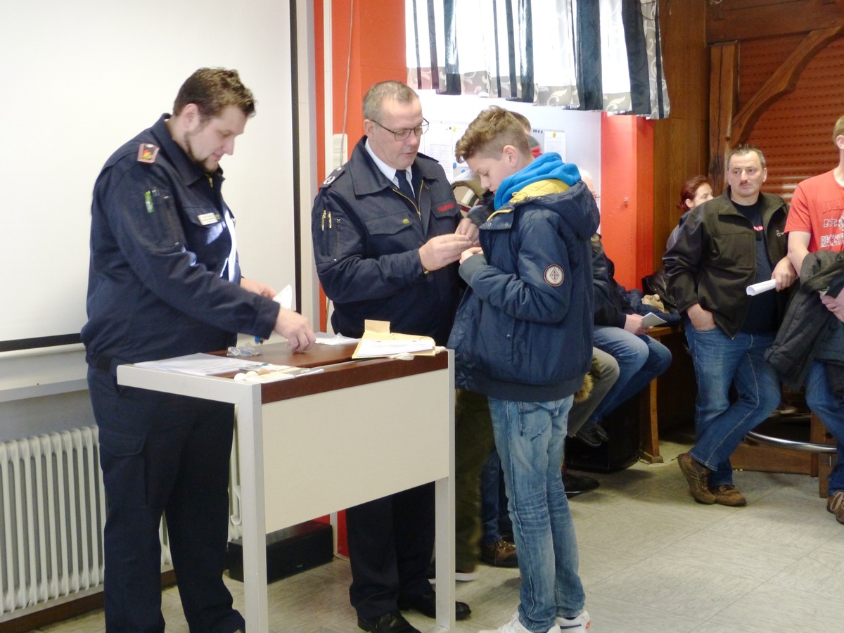 FW-AR: Auszeichnungen und Beförderungen bei der Arnsberger Jugendfeuerwehr