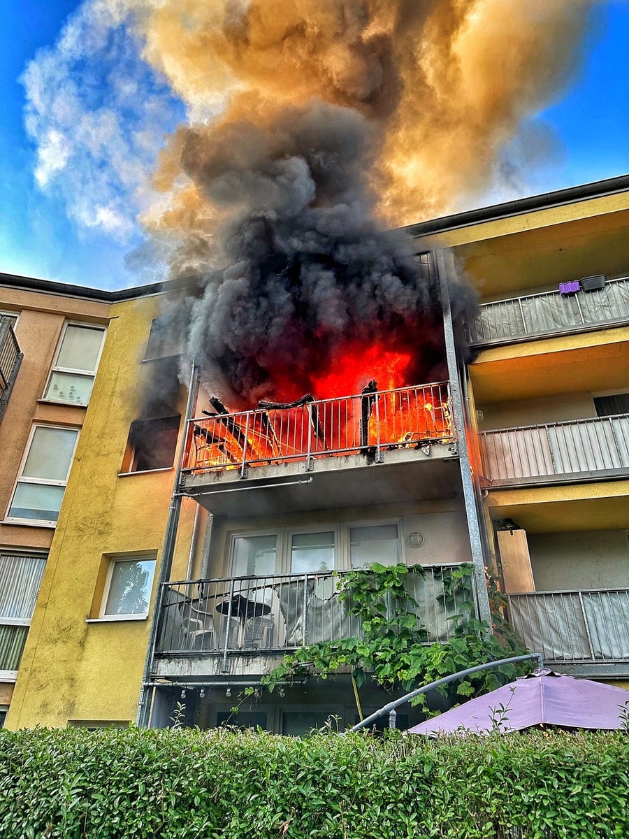 FW-NE: Wohnung in Vollbrand | Zwei Personen verletzt | NINA Meldung wegen Geruchsbelästigung im Stadtgebiet Neuss