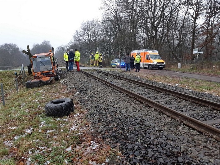 BPOL-FL: Wennbüttel/Albersdorf - Kehrmaschine kollidiert mit Zug der Nordbahn (FOTO)