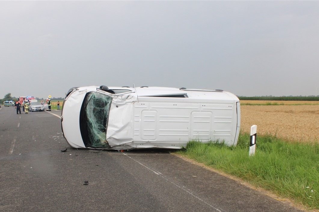 POL-DN: Unfall beim Abbiegen, zwei Leichtverletzte