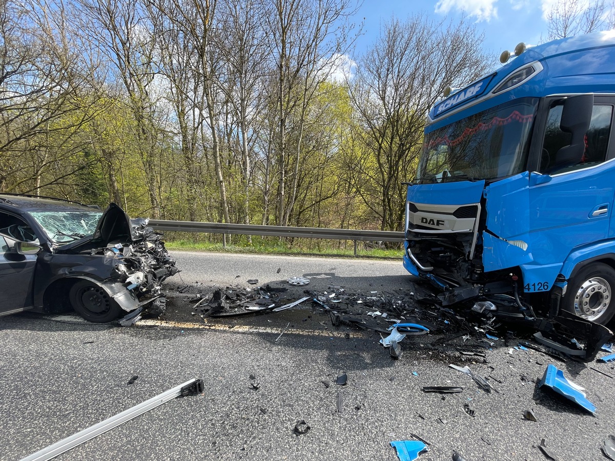 POL-HR: Schwerer Verkehrsunfall mit tödlich verletztem Kleinkind - Folgemeldung - Zeugenaufruf