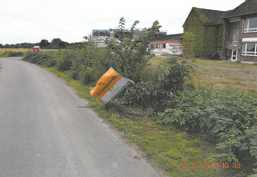 POL-WHV: Verkehrsunfallflucht in Schortens - Verkehrsschild angefahren (Foto) und vom Unfallort geflüchtet - Polizei sucht Zeugen