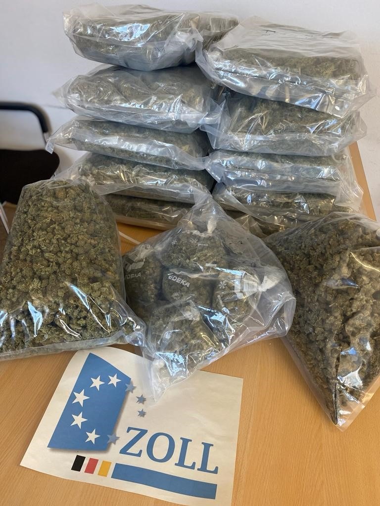 HZA-KI: Zoll stellt rund 13,5 Kilo Marihuana, Bargeld und eine Waffe sicher