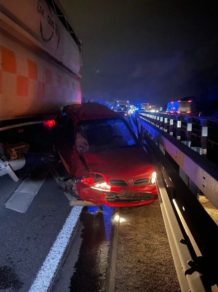 POL-PDKL: PKW zwischen LKW und Leitplanke eingeklemmt...