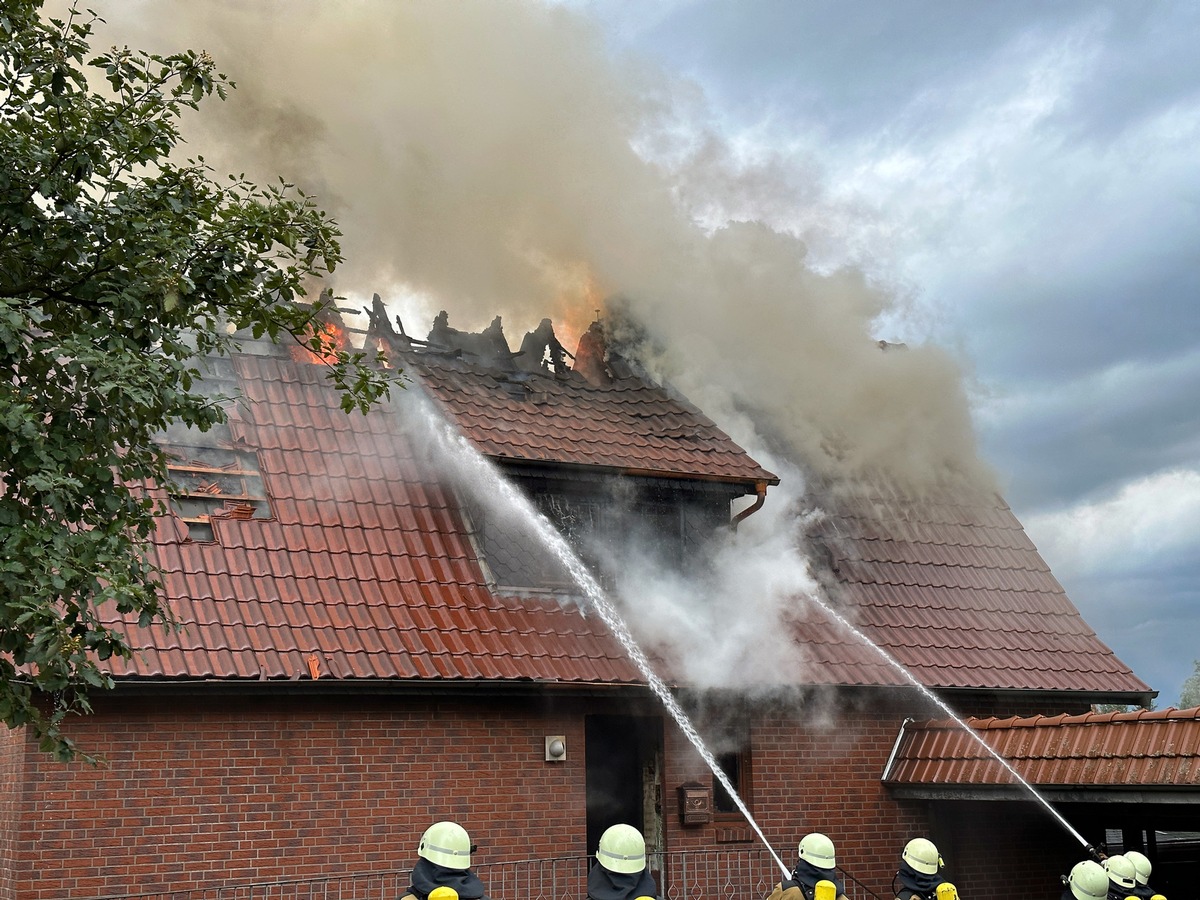 FW Osterholz-Scharm.: Einfamilienhaus in Vollbrand