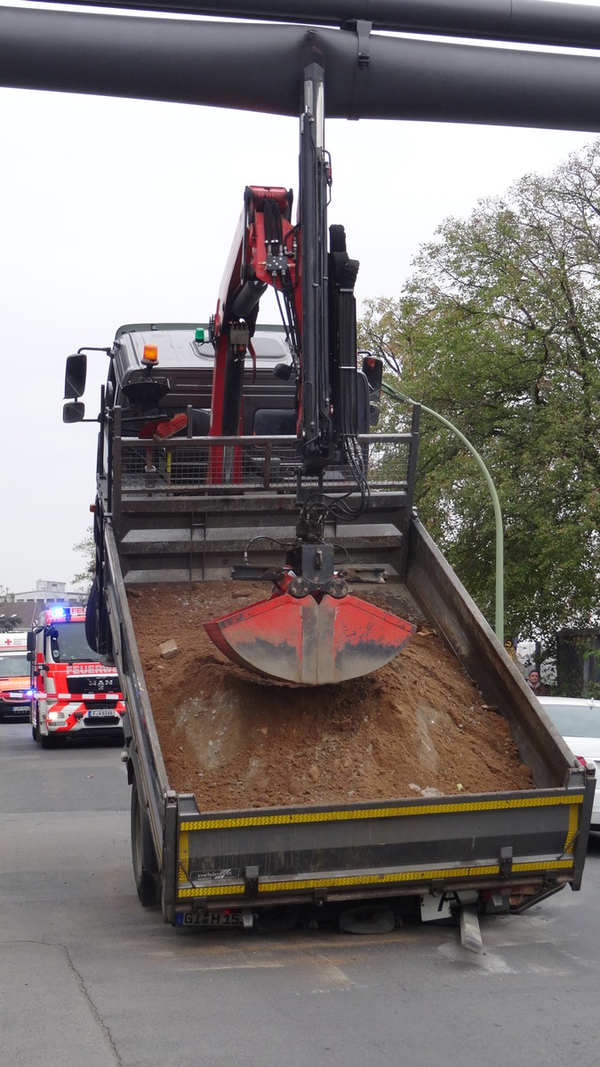 FW-F: LKW stößt mit Kranausleger an Fernwärme-Rohrbrücke