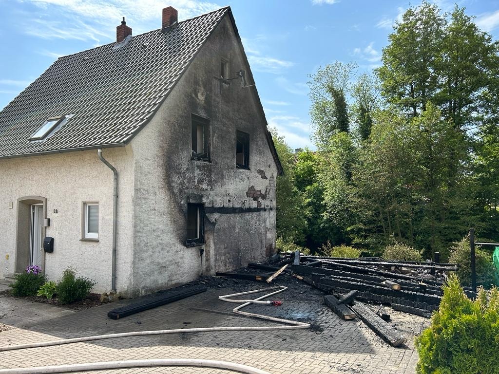 FW Hüllhorst: Carport-Brand in Hüllhorst-Büttendorf