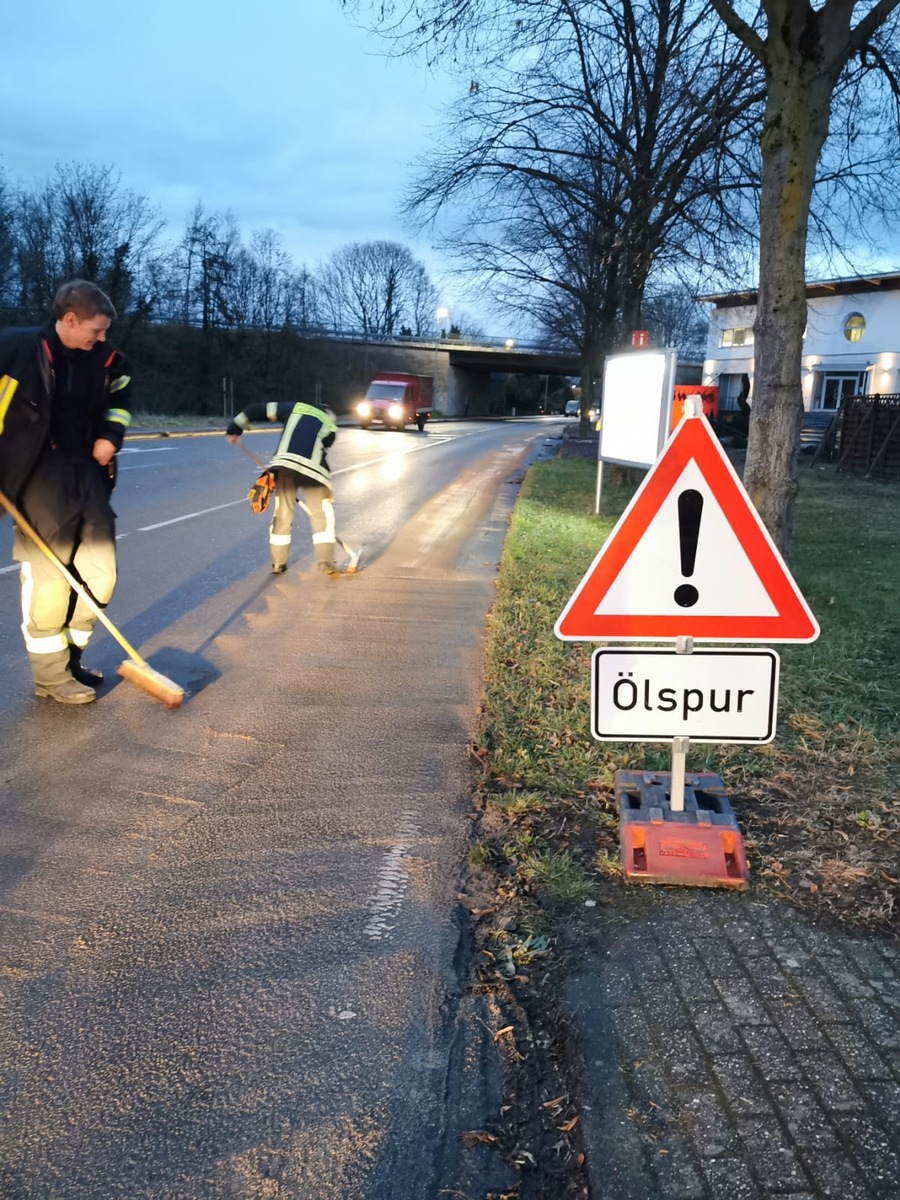 FW-Schermbeck: Ölspur auf der Maassenstraße