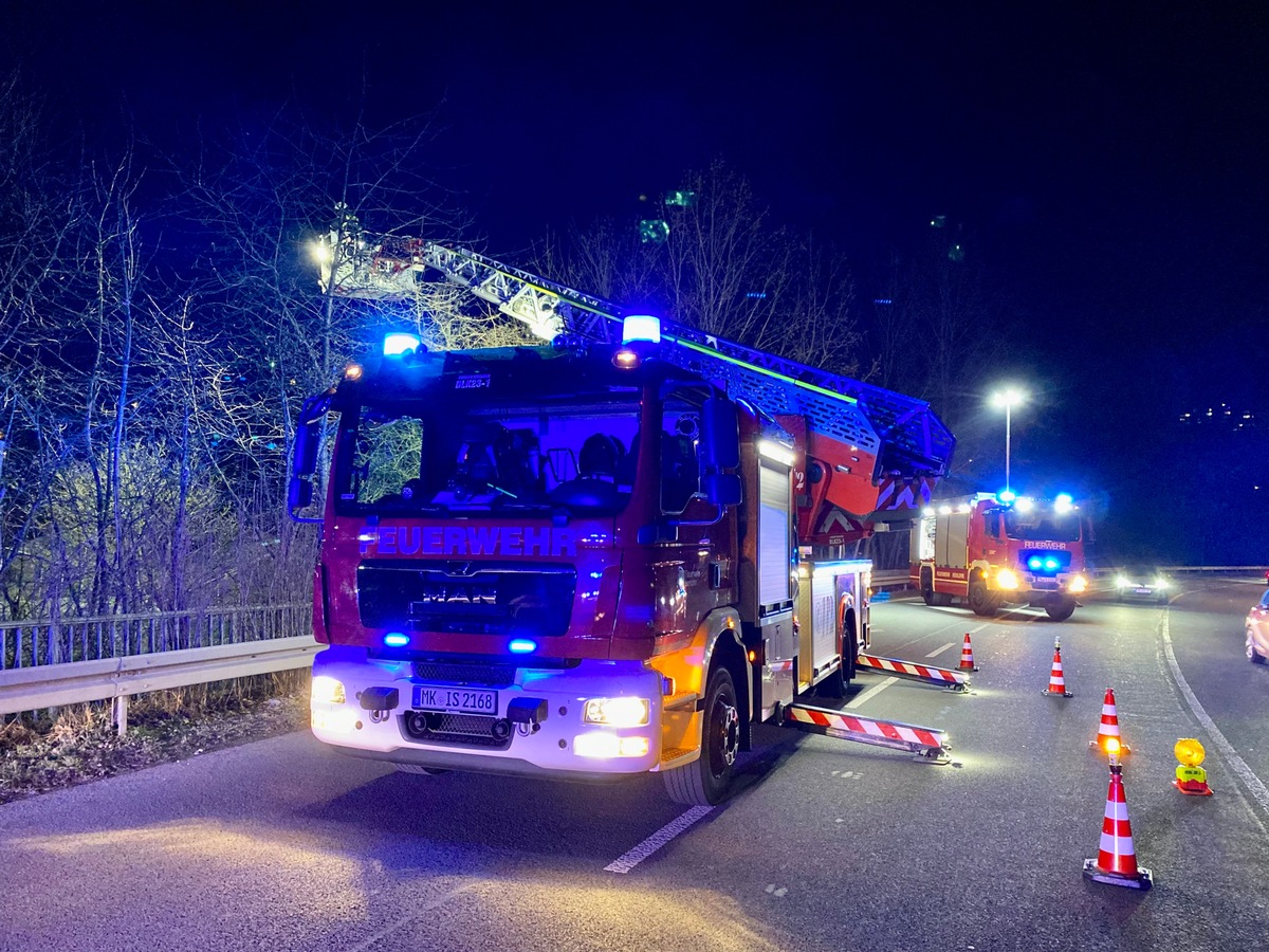 FW-MK: Personenzug kollidiert mit Einkaufswagen