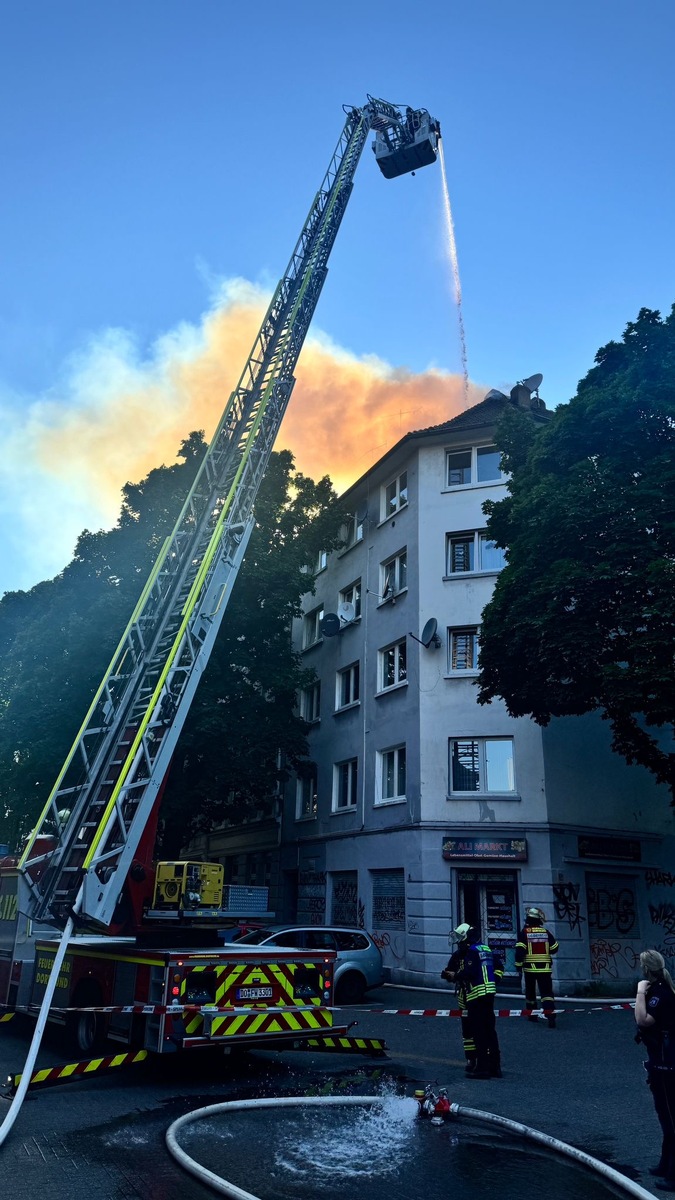 FW-DO: Feuer in der Dortmunder Nordstadt / Ein Dachstuhlbrand löste einen größeren Feuerwehreinsatz aus