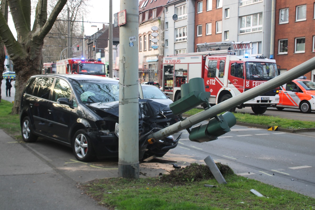 POL-DU: Alt-Hamborn: Gegen Ampel gefahren und in Bahnhaltestelle gelandet - Trümmerfeld nach Unfall