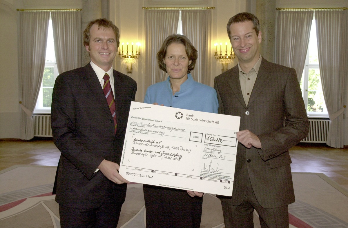 RED NOSE DAY 2003: Über zwei Millionen Euro für Kinder in Not ProSieben-Geschäftsführer Nicolas Paalzow und RED NOSE DAY-Moderator Thomas Hermanns übergaben Spenden-Scheck an Christina Rau