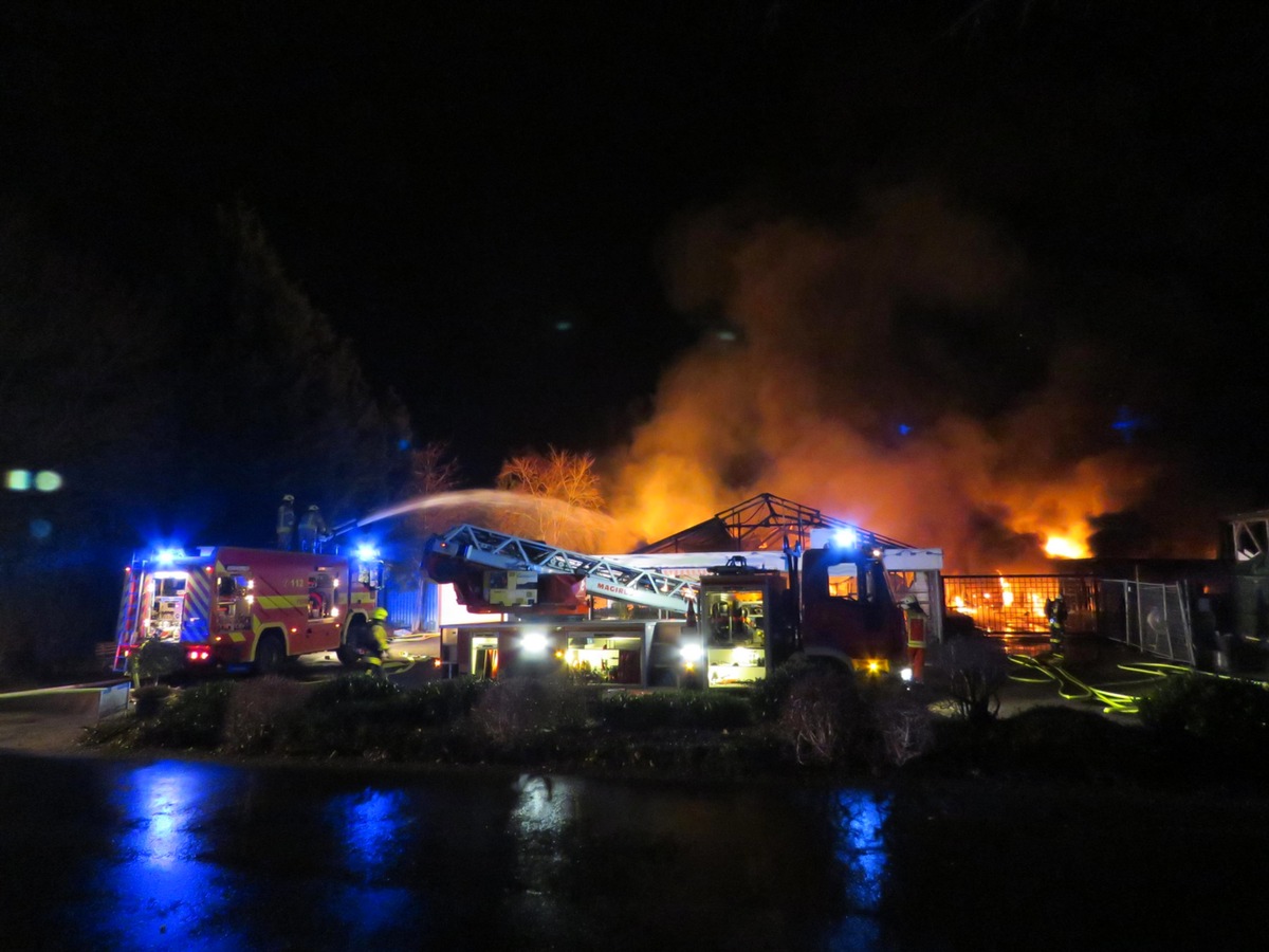 FW-ME: Großbrand in Gärtnerei (Meldung 1/2016)