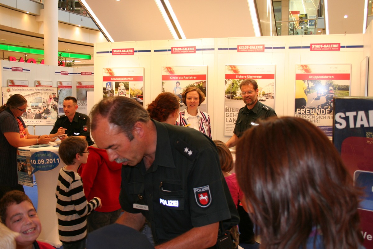 POL-HM: Verkehrssicherheit: Polizei präsentiert Ausstellung in der Stadtgalerie