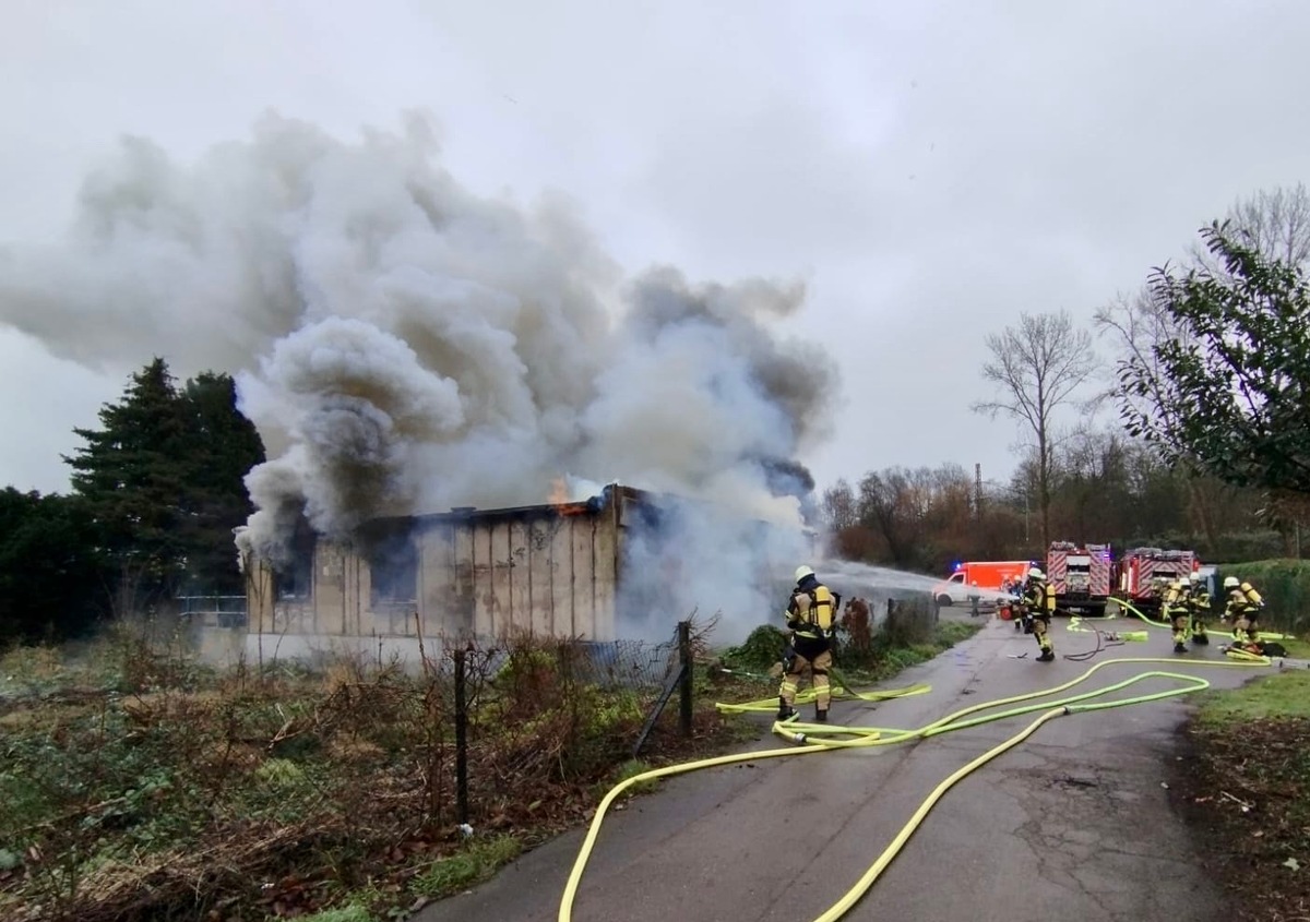 FW-E: Brand eines leerstehenden Gebäudes - langwieriger Einsatz für die Feuerwehr