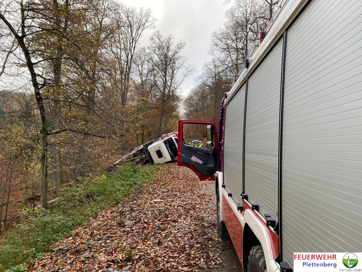 FW-PL: Ortsteil Brüninghausen - LKW rutscht von Waldweg ab