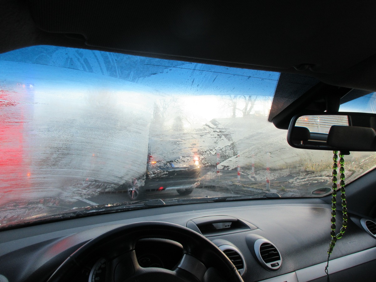 POL-D: Vereiste Scheiben und tiefstehende Sonne - Verkehrsunfall in Hassels - Zwei Kinder und eine Frau verletzt - Unfallaufnahmeteam im Einsatz - Foto hängt an