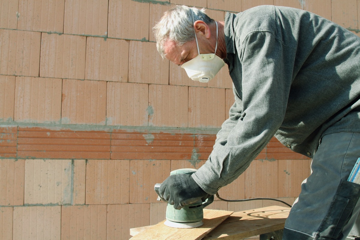 R+V: Keine staubigen Arbeiten ohne Mundschutz