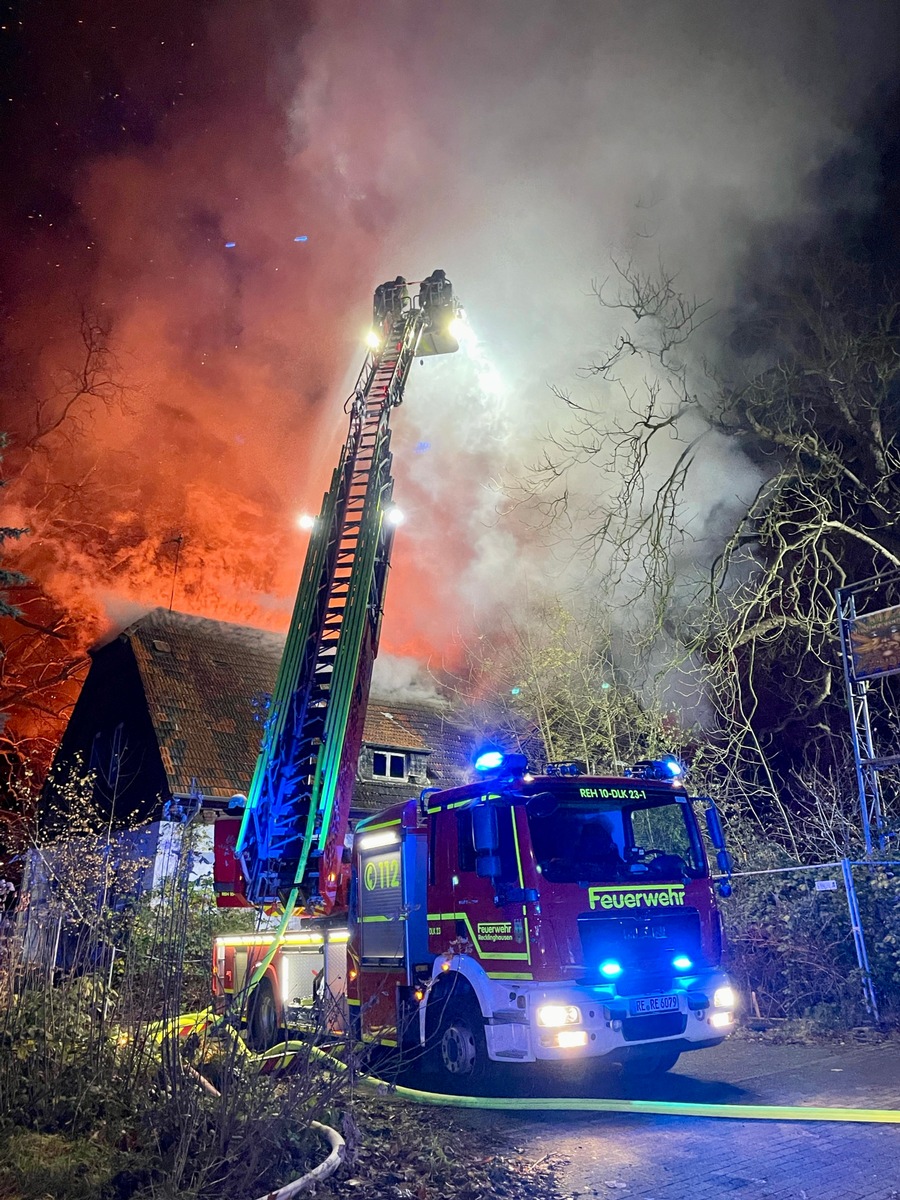 FW-RE: Erstmeldung: Ausgedehnter Gebäudebrand in leerstehender Immobilie