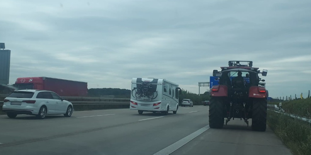 POL-DEL: Autobahnpolizei Ahlhorn: Fahrender Traktor auf der Autobahn 1