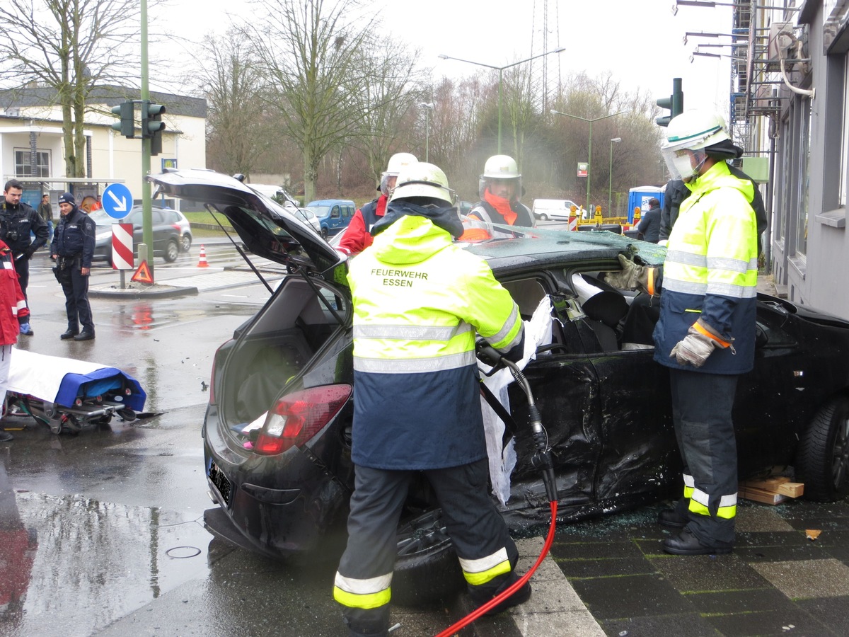 FW-E: Verkehrsunfall - eine verletzte Person