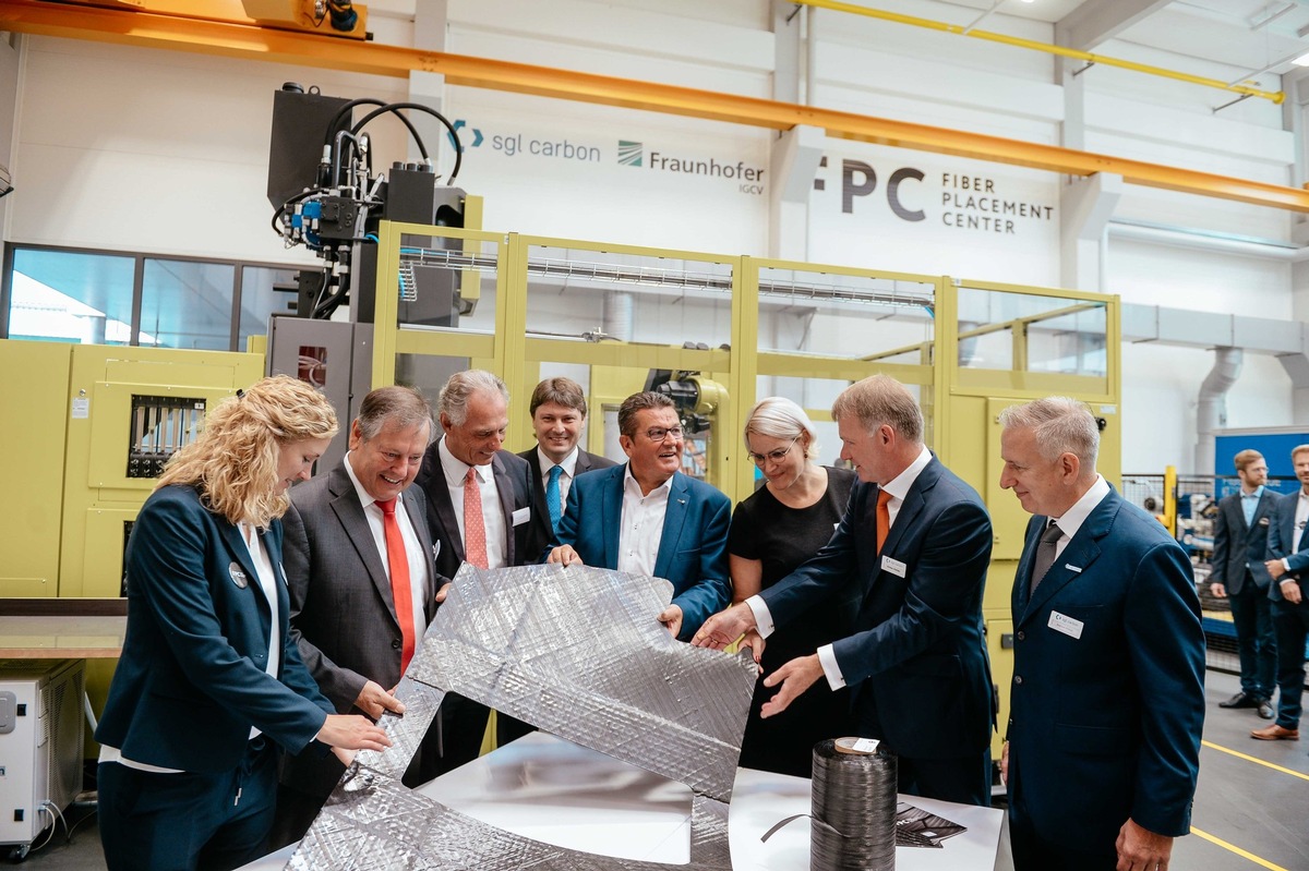 SGL Carbon/Pressemitteilung: Neue Fertigungskonzepte für CFK-Bauteile in Serie - Fiber Placement Center (FPC) am SGL Carbon-Standort in Meitingen offiziell eröffnet