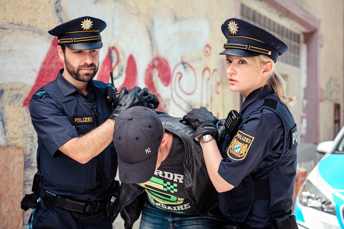 POL-MFR: (51) Raubüberfall auf Bekleidungsgeschäft - Sieben Tatverdächtige festgenommen - Einladung zur Pressekonferenz