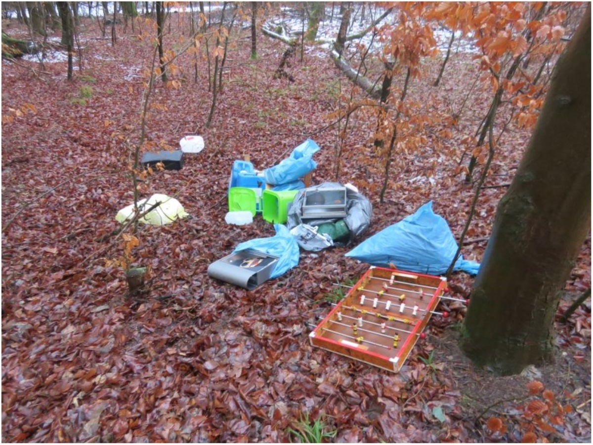 POL-KB: Bad Arolsen-Wetterburg - Unbekannter entsorgt seinen Müll illegal am Twistesee, Polizei bittet um Hinweise