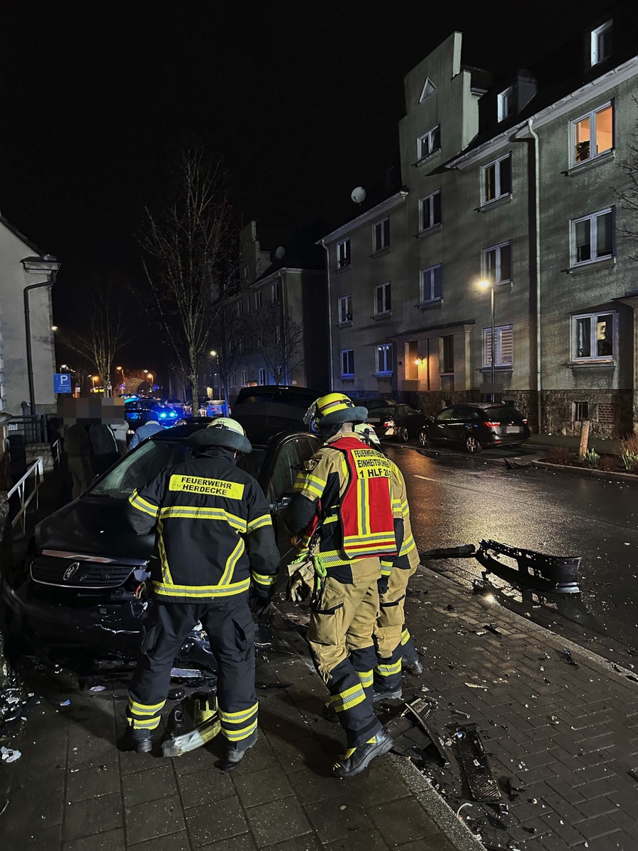 FW-EN: Verkehrsunfall auf der Wetterstraße - Eine Person wurde verletzt