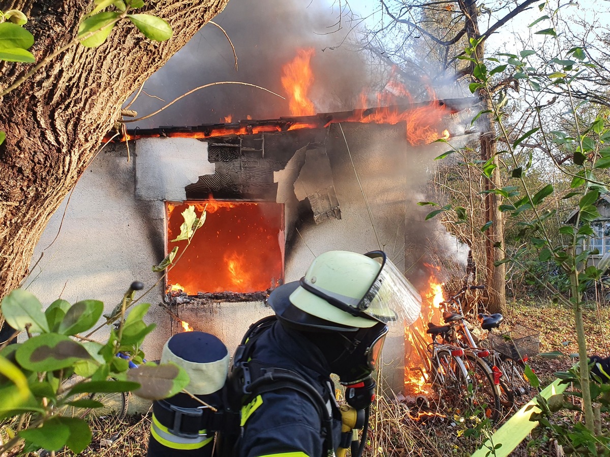 POL-WHV: Vollbrand einer Gartenlaube mit verletzter Person