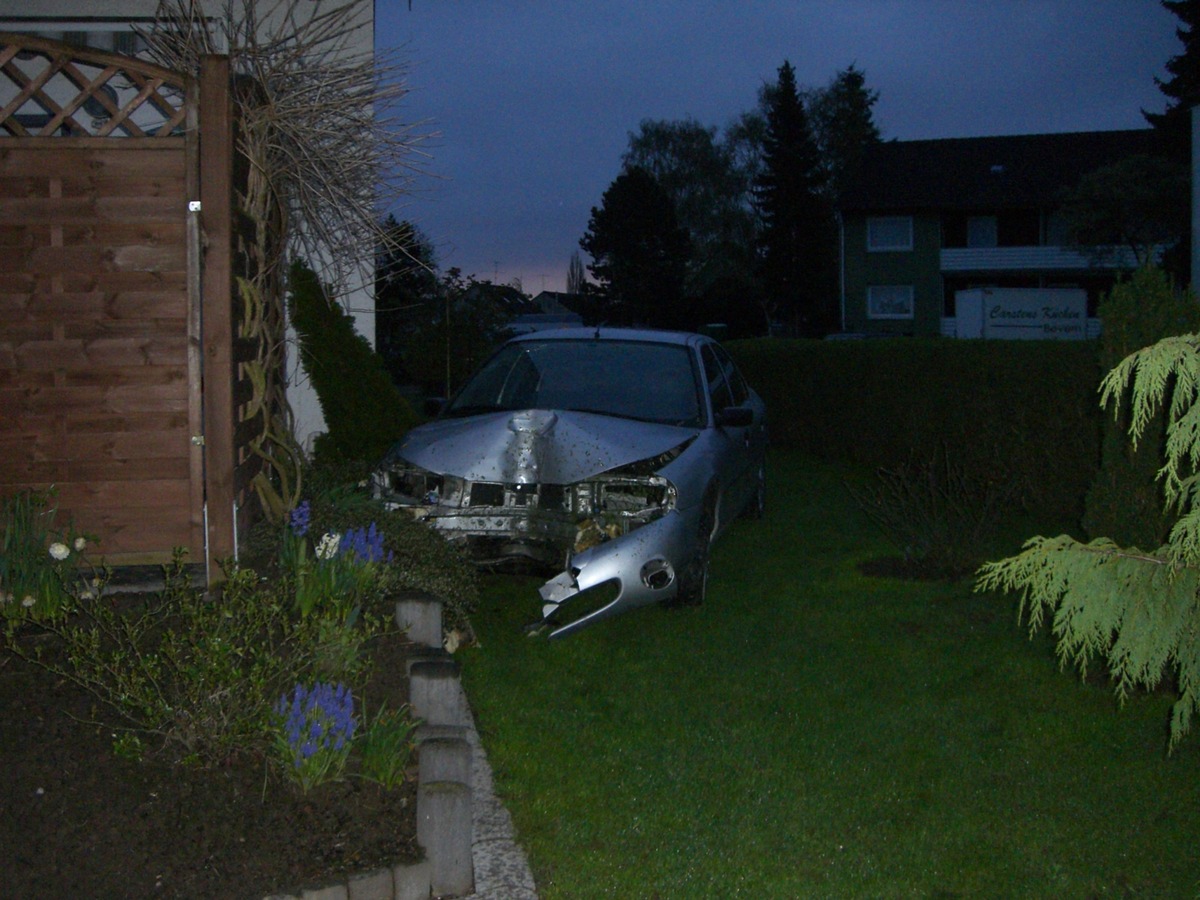 POL-HOL: Bevern - Sollingbreite: Wie kommt der PKW in den Garten? -	Fahrer blieb unverletzt / Hoher Sachschaden -