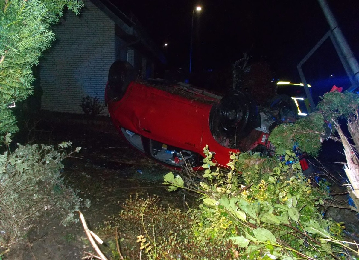 POL-MI: Kleinwagen verwüstet Vorgarten: Fahrer alkoholisiert und durch Handy abgelenkt (FOTO)