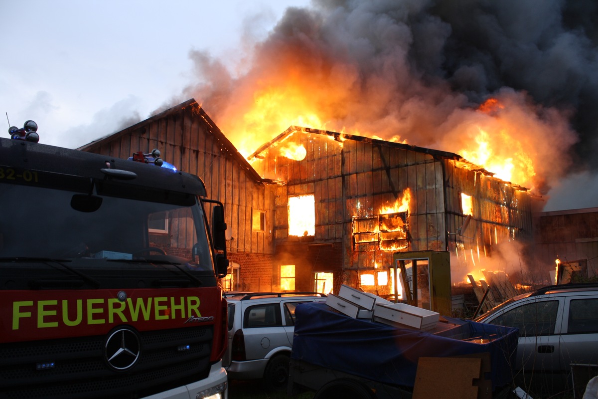 FW-RD: Abschlussmeldung: Aktuell Feuer 4 in Ellerdorf - Landwirschaftliches Gehöf im Vollbrand