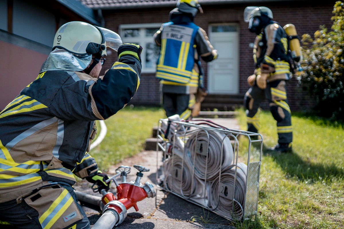 FW Hünxe: Feuer - Person in Gefahr