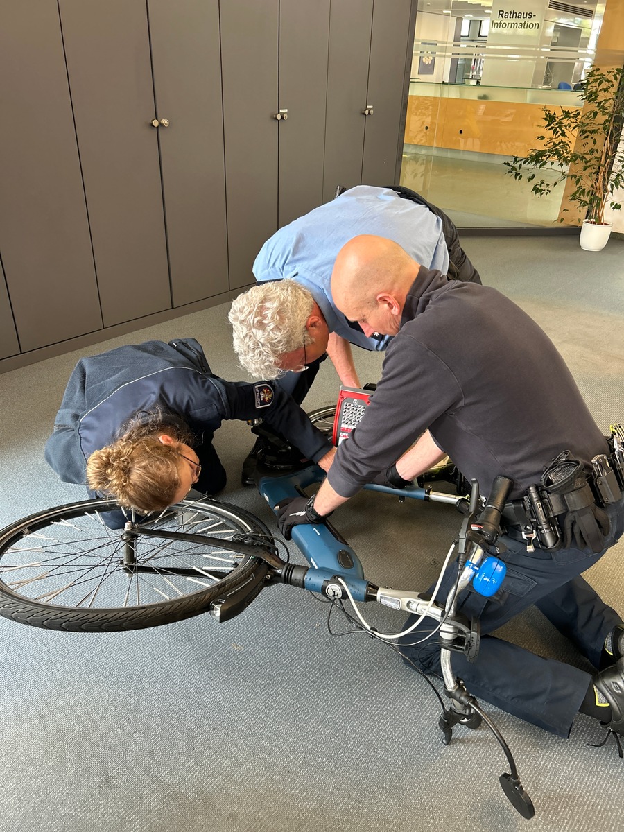 POL-OF: Erfolgreiche Fahrradcodieraktion der Polizeistation Hanau I und der Stadtpolizei Hanau - Weiterer Termin am 2. Mai 2024