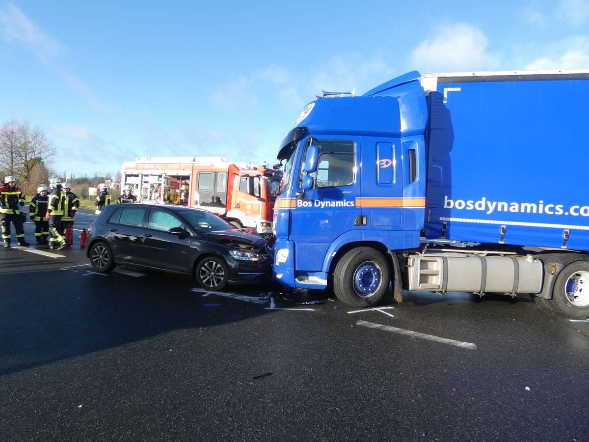 POL-CE: Frontalzusammenstoß von LKW und PKW auf der B191