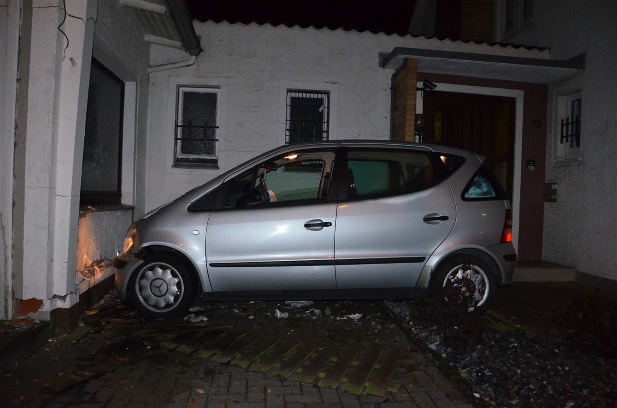 POL-HF: Verkehrsunfall unter Alkoholeinfluss - Pkw gegen Hauswand