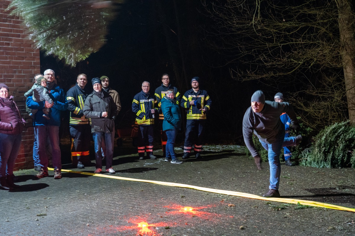 FW Flotwedel: Weihnachtsbaumweitwurf der Ortsfeuerwehr Wienhausen lockt erneut zahlreiche Besucher:innen an