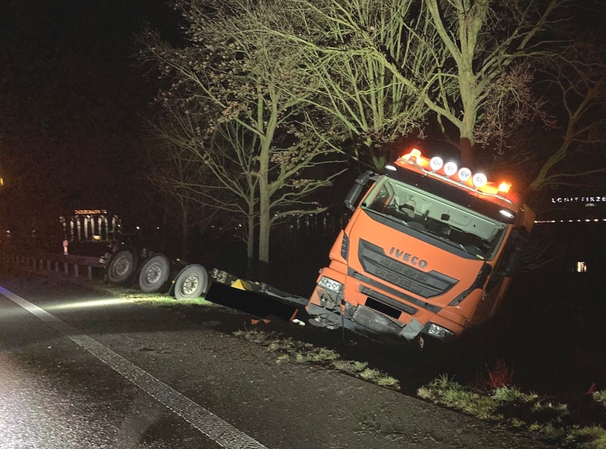 POL-MI: Lastwagen rutscht in Graben