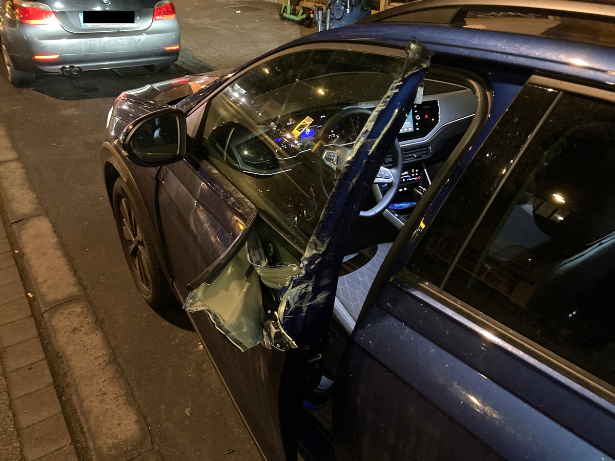 POL-KS: Zusammenstoß zwischen Autotür und Lkw auf Holländischer Straße: Polizei sucht flüchtigen Lkw mit weißer Plane