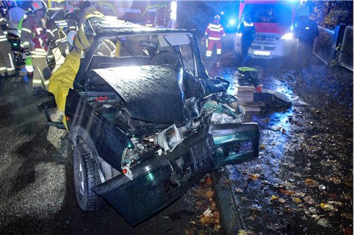 POL-ME: Auf regennasser Fahrbahn in den Gegenverkehr geraten - Drei Fahrzeuginsassen verletzt - Wülfrath - 2211144