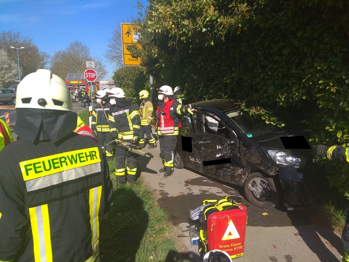 FW-KLE: Verkehrsunfall mit vier Verletzten - Rettungshubschrauber im Einsatz